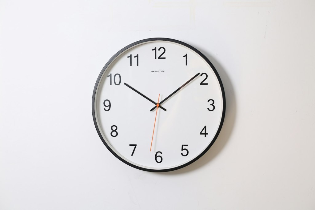 Jam dinding bulat di dinding putih